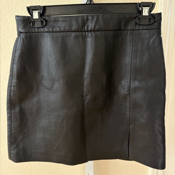 Aritzia Wilfred Patio Mini Vegan Leather Skirt in Black - Size 4 - Picture 2 of 4